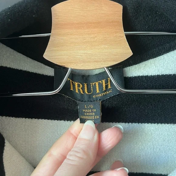 Women's Black and White V-Neck Cropped Sweater - Picture 3 of 5